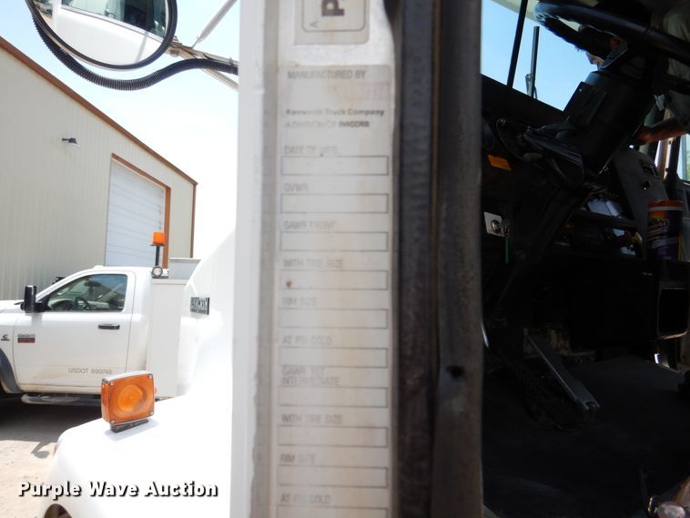 image for item DD2512 1993 Kenworth T450  lube truck