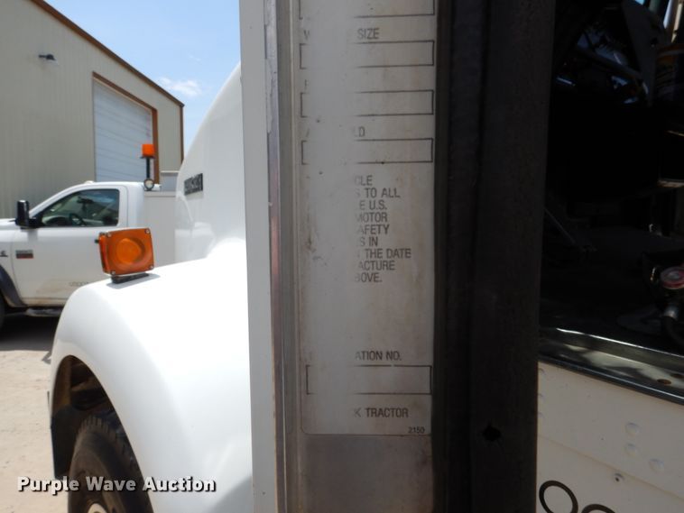 image for item DD2512 1993 Kenworth T450  lube truck