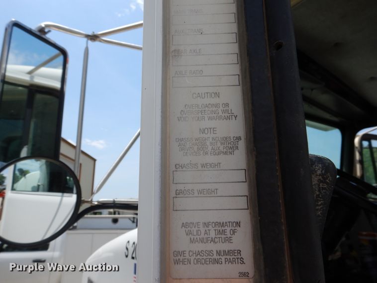 image for item DD2512 1993 Kenworth T450  lube truck