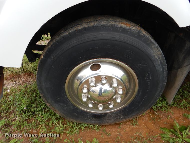 image for item DD2512 1993 Kenworth T450  lube truck