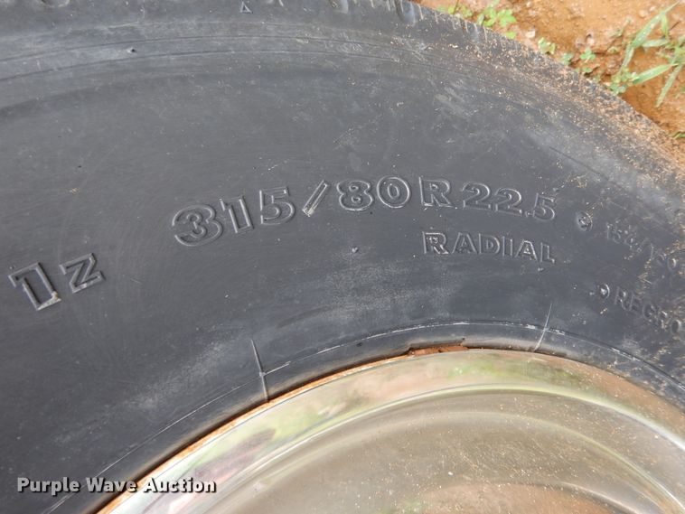 image for item DD2512 1993 Kenworth T450  lube truck