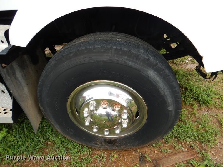 image for item DD2512 1993 Kenworth T450  lube truck