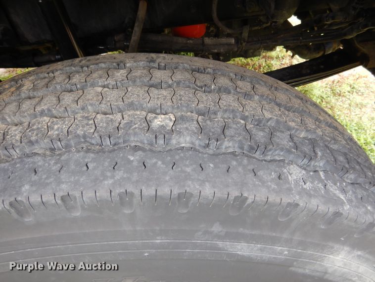 image for item DD2512 1993 Kenworth T450  lube truck