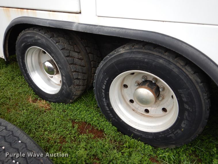 image for item DD2512 1993 Kenworth T450  lube truck