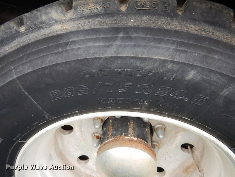 image for item DD2512 1993 Kenworth T450  lube truck