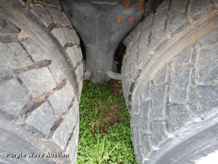 image for item DD2512 1993 Kenworth T450  lube truck