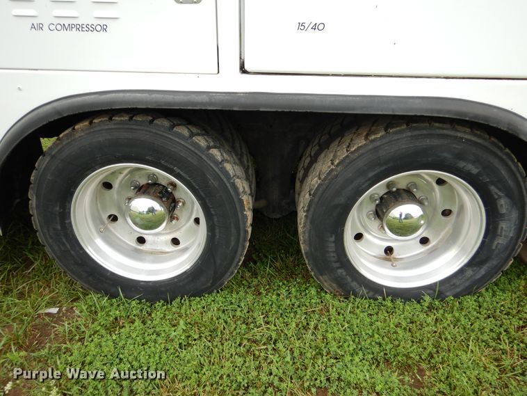 image for item DD2512 1993 Kenworth T450  lube truck