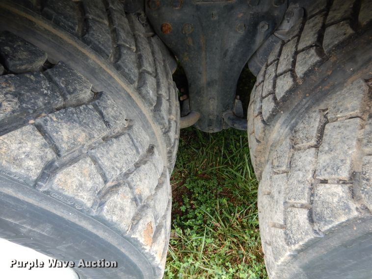 image for item DD2512 1993 Kenworth T450  lube truck