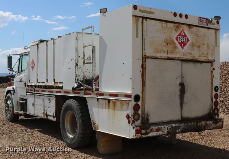 image for item DD6104 2001 Freightliner FL70  fuel and lube truck