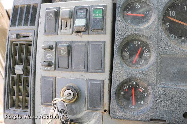 image for item DD6104 2001 Freightliner FL70  fuel and lube truck