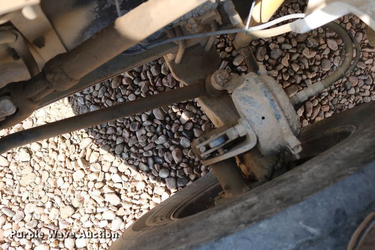 image for item DD6104 2001 Freightliner FL70  fuel and lube truck