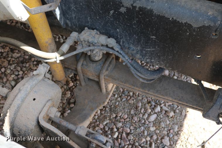 image for item DD6104 2001 Freightliner FL70  fuel and lube truck