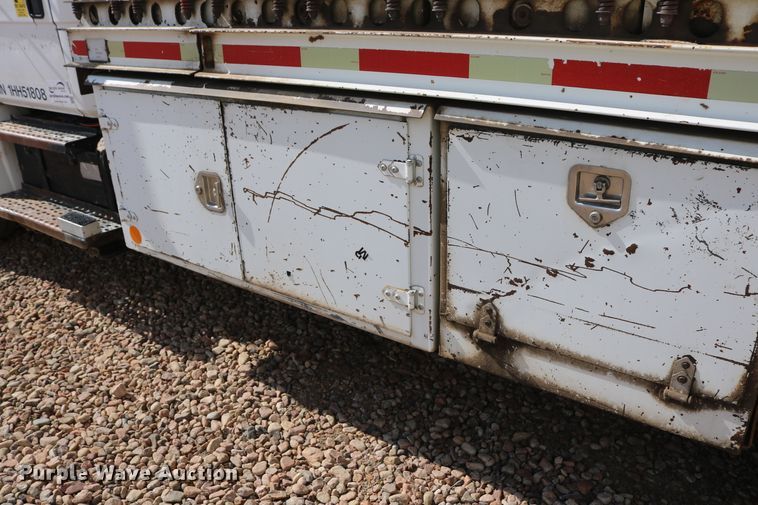 image for item DD6104 2001 Freightliner FL70  fuel and lube truck