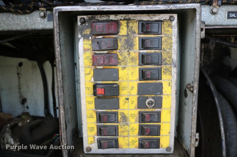 image for item DD6104 2001 Freightliner FL70  fuel and lube truck