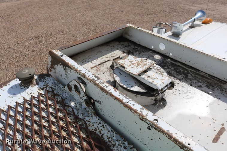 image for item DD6104 2001 Freightliner FL70  fuel and lube truck