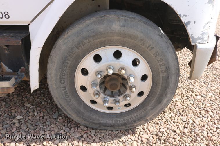 image for item DD6104 2001 Freightliner FL70  fuel and lube truck