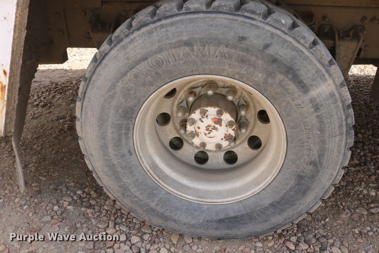 image for item DD6104 2001 Freightliner FL70  fuel and lube truck