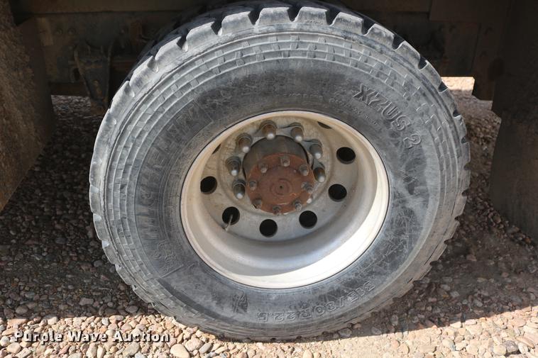 image for item DD6104 2001 Freightliner FL70  fuel and lube truck