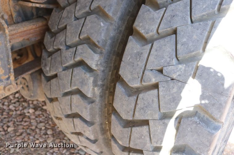 image for item DD6104 2001 Freightliner FL70  fuel and lube truck