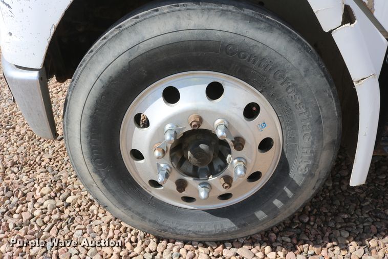 image for item DD6104 2001 Freightliner FL70  fuel and lube truck