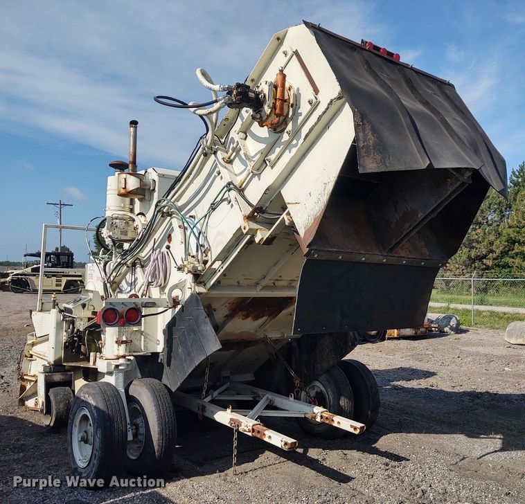 image for item DE6973 2000 Terex MS2 asphalt pickup machine