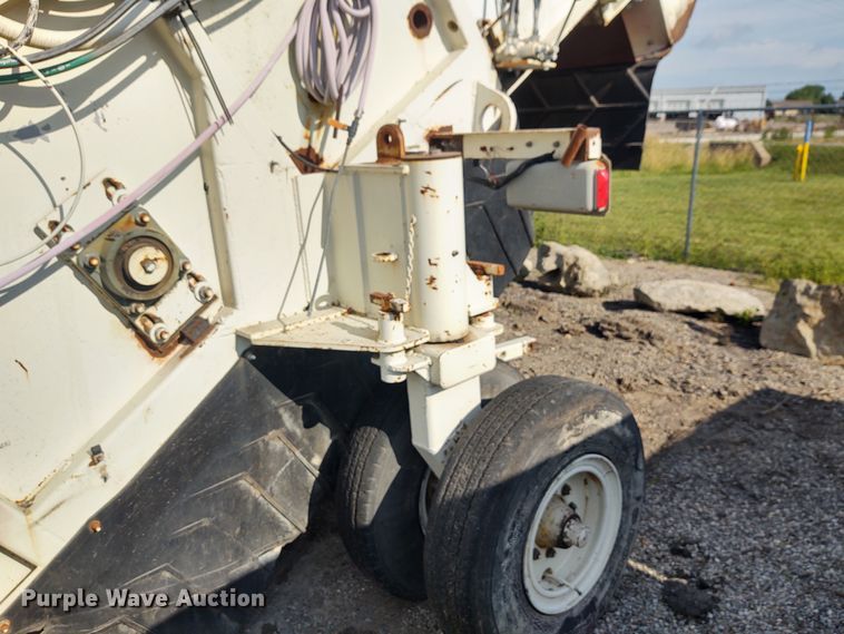 image for item DE6973 2000 Terex MS2 asphalt pickup machine