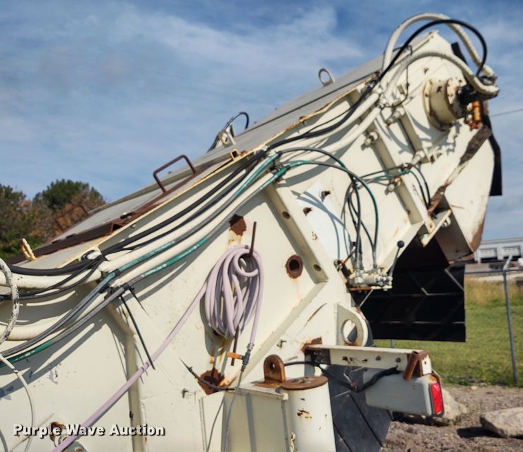 image for item DE6973 2000 Terex MS2 asphalt pickup machine