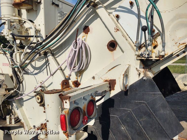 image for item DE6973 2000 Terex MS2 asphalt pickup machine