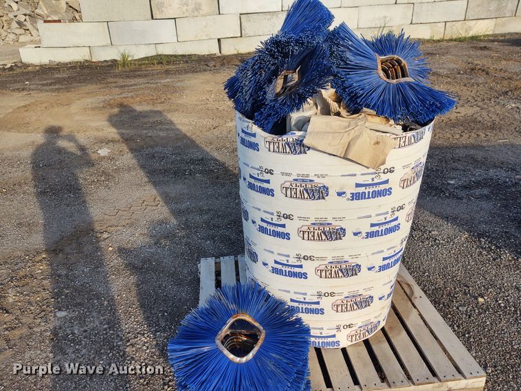 image for item DE6982 (5) Bobcat skid steer brooms