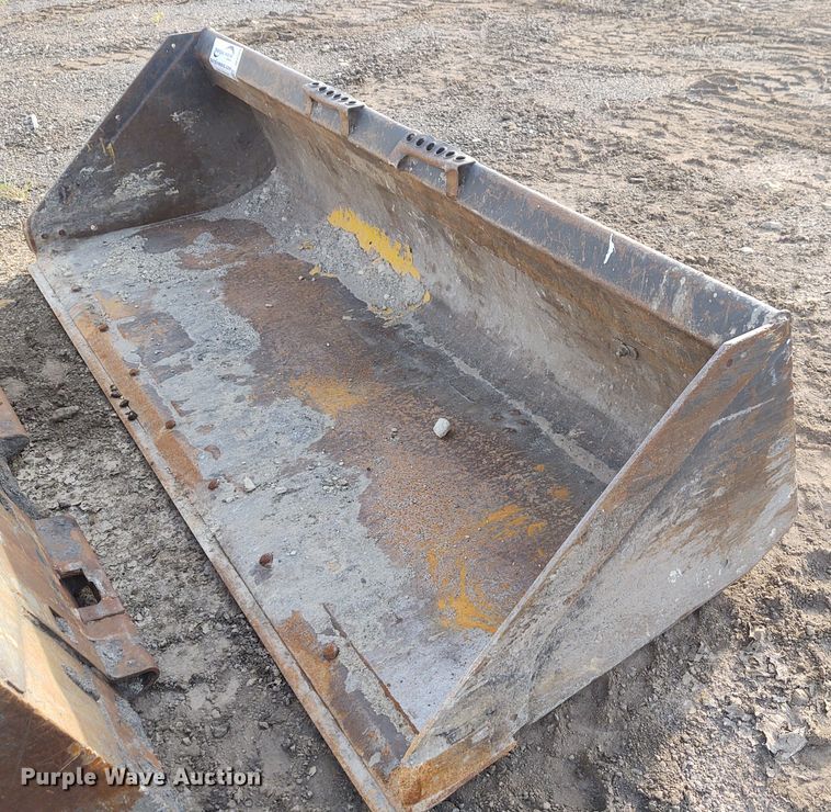 image for item DE6987 78"W skid steer bucket