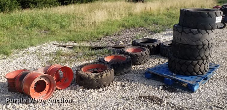 image for item DE6989 (9) skid steer tires