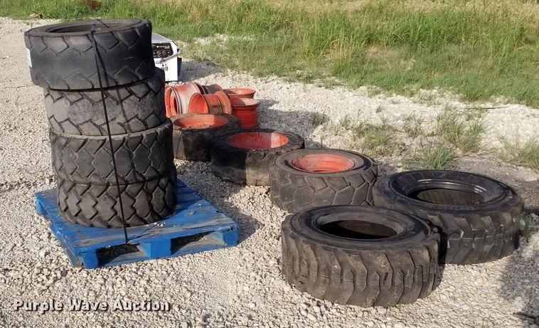 image for item DE6989 (9) skid steer tires