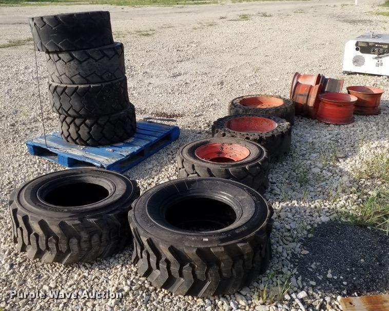 image for item DE6989 (9) skid steer tires