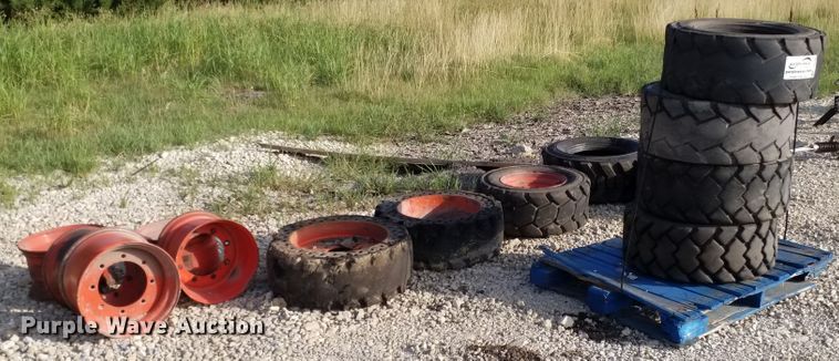 image for item DE6989 (9) skid steer tires