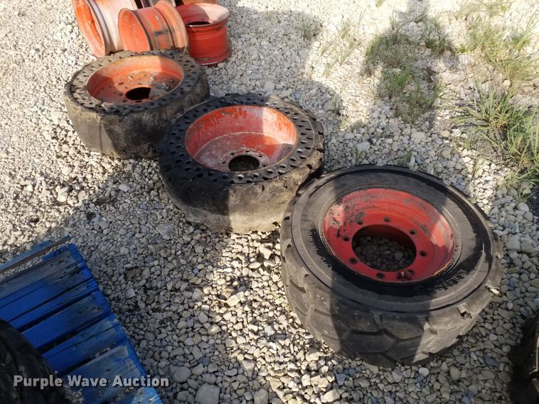 image for item DE6989 (9) skid steer tires