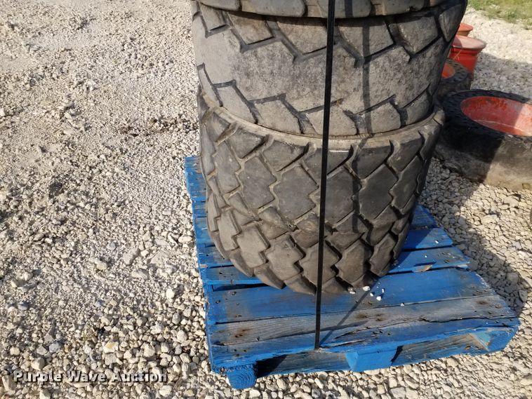 image for item DE6989 (9) skid steer tires
