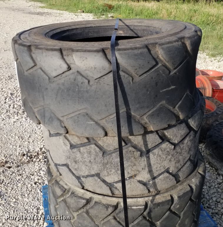 image for item DE6989 (9) skid steer tires