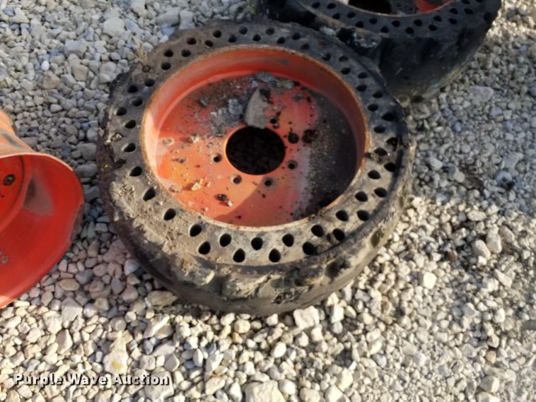 image for item DE6989 (9) skid steer tires