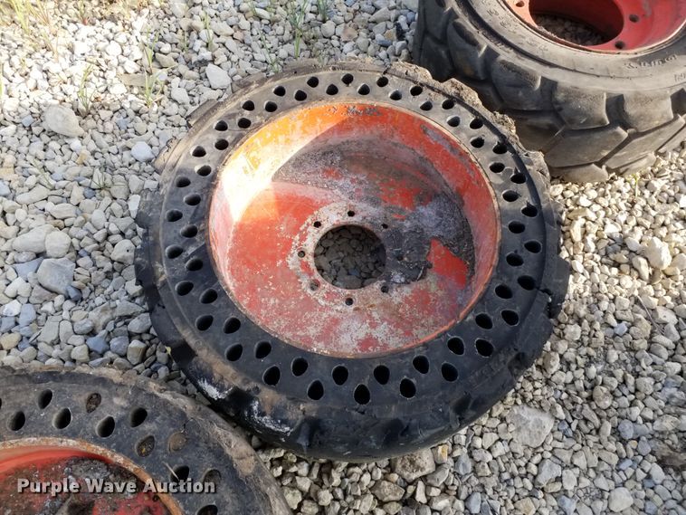 image for item DE6989 (9) skid steer tires