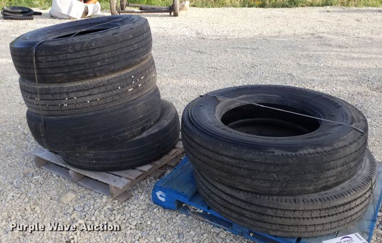 image for item DE6990 (5) 22.5 tires