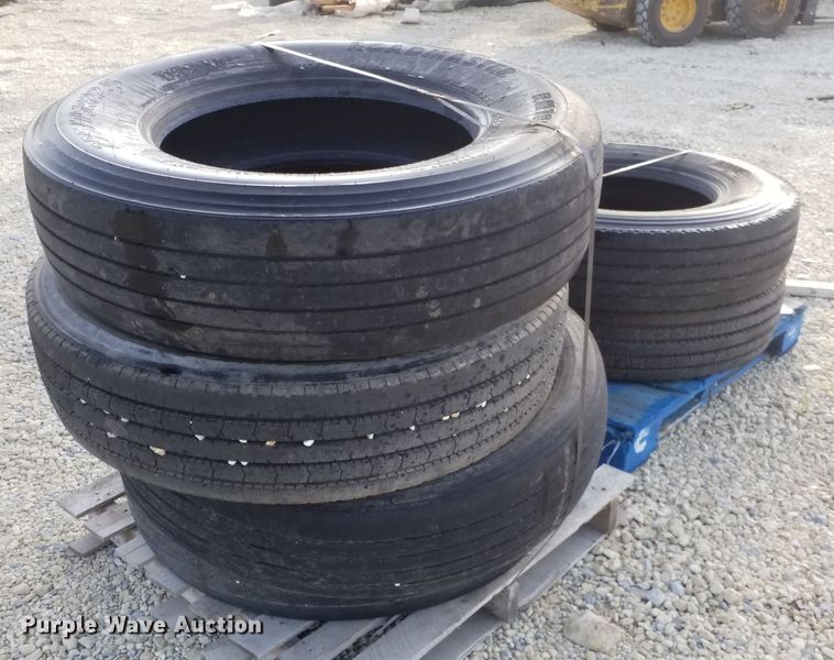 image for item DE6990 (5) 22.5 tires