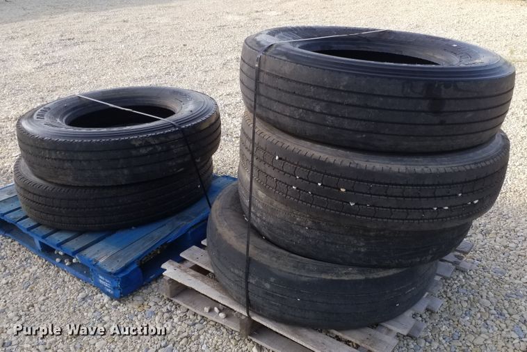image for item DE6990 (5) 22.5 tires