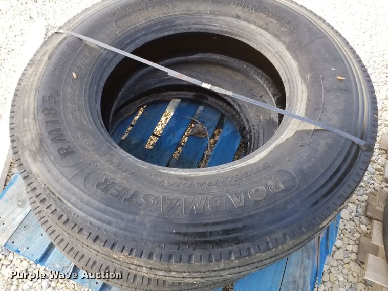 image for item DE6990 (5) 22.5 tires