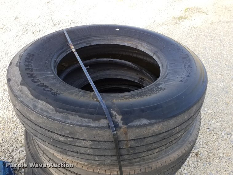 image for item DE6990 (5) 22.5 tires