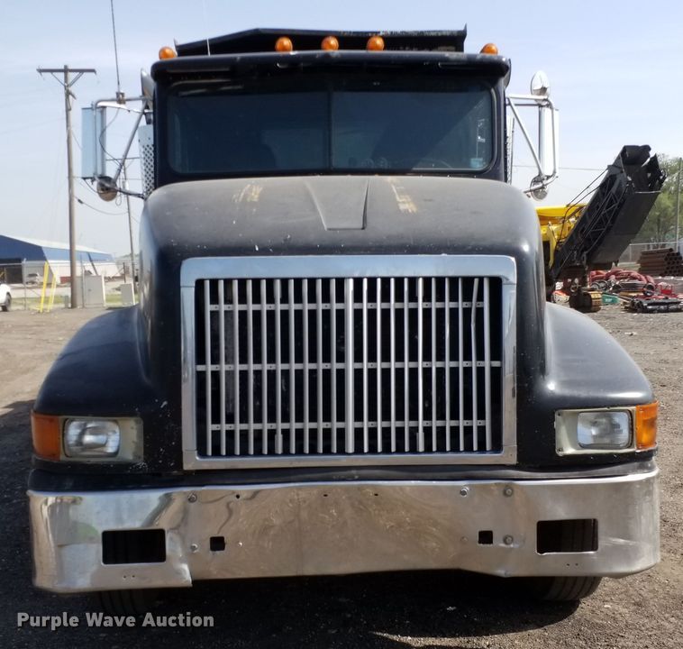 image for item DE7020 1992 International 9400  dump truck