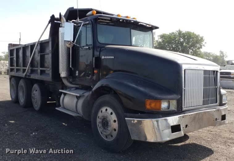 image for item DE7020 1992 International 9400  dump truck