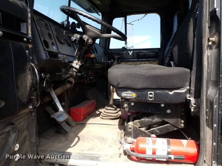 image for item DE7020 1992 International 9400  dump truck