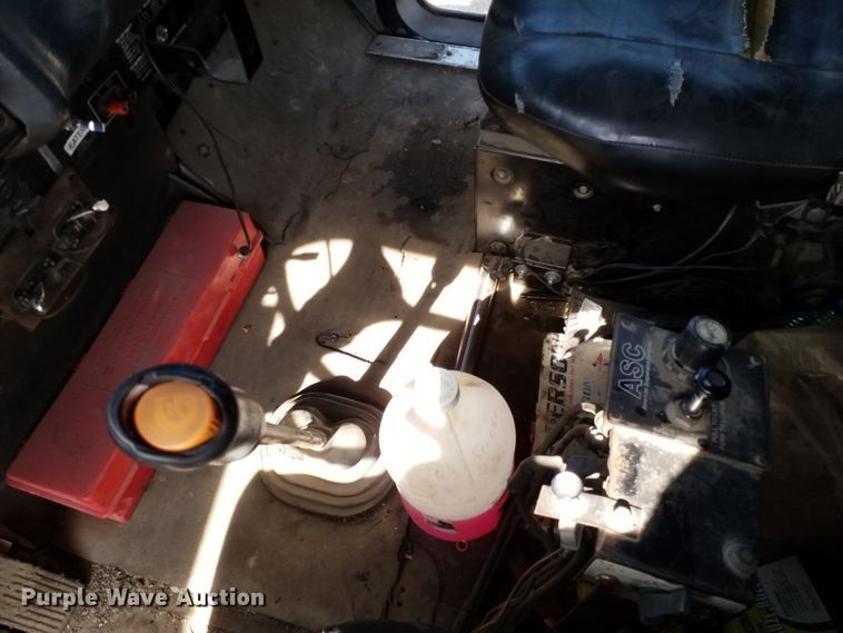 image for item DE7020 1992 International 9400  dump truck