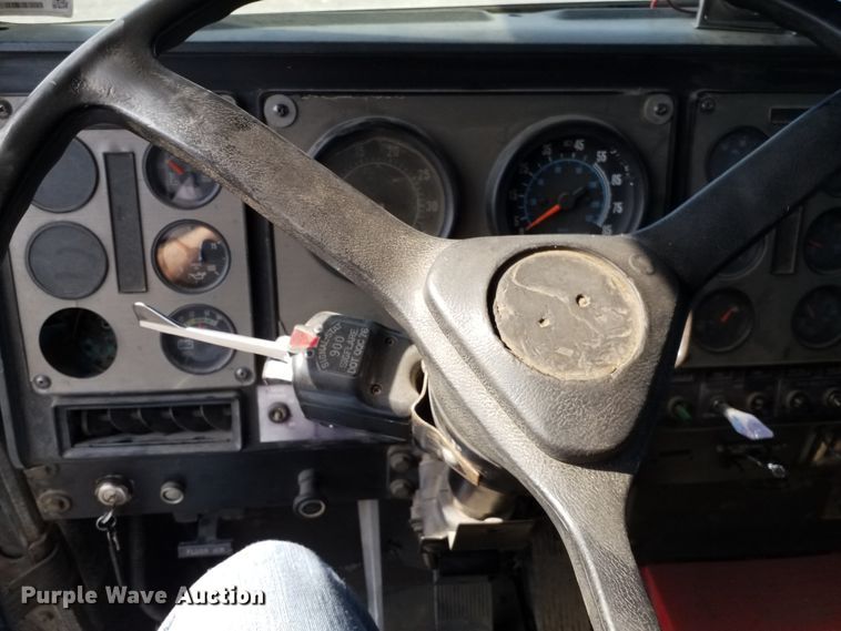 image for item DE7020 1992 International 9400  dump truck