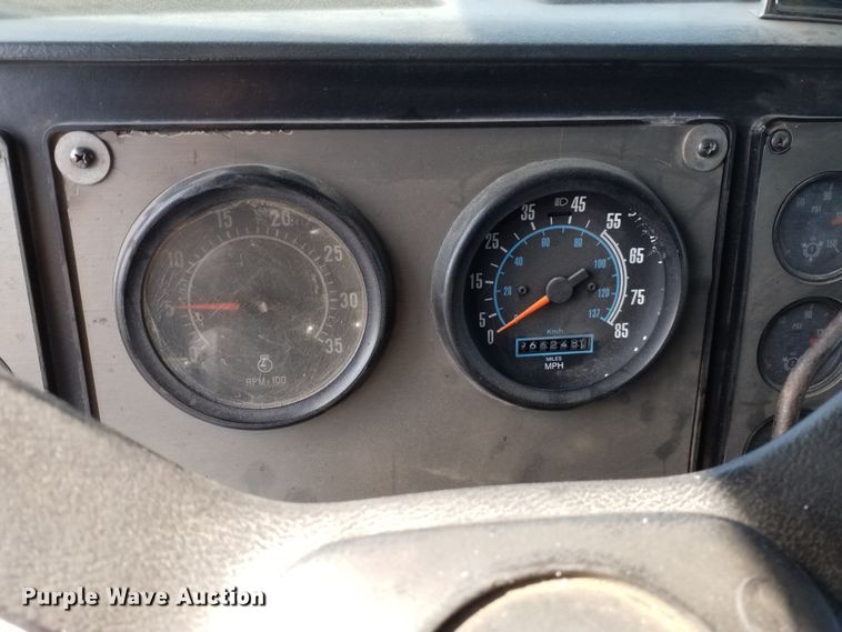 image for item DE7020 1992 International 9400  dump truck